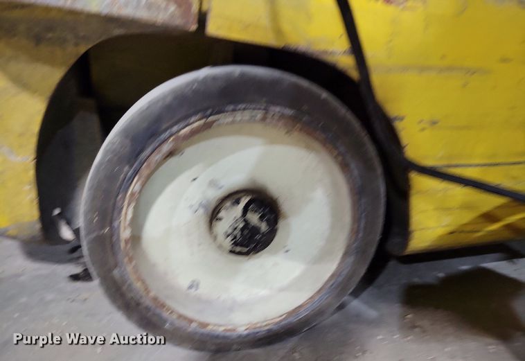 image for item LO9965 Yale 35VX  forklift