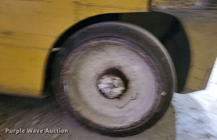 image for item LO9965 Yale 35VX  forklift