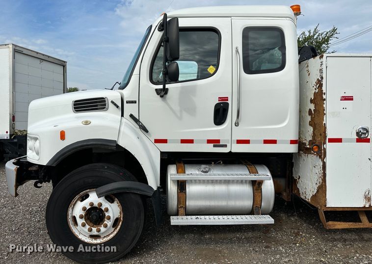 image for item LV9042 2007 Freightliner Business Class M2  crane truck