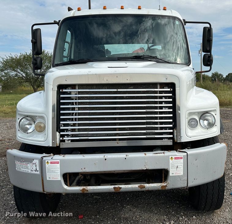 image for item LV9042 2007 Freightliner Business Class M2  crane truck