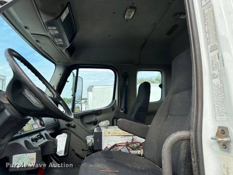 image for item LV9042 2007 Freightliner Business Class M2  crane truck