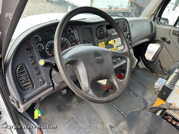 image for item LV9042 2007 Freightliner Business Class M2  crane truck