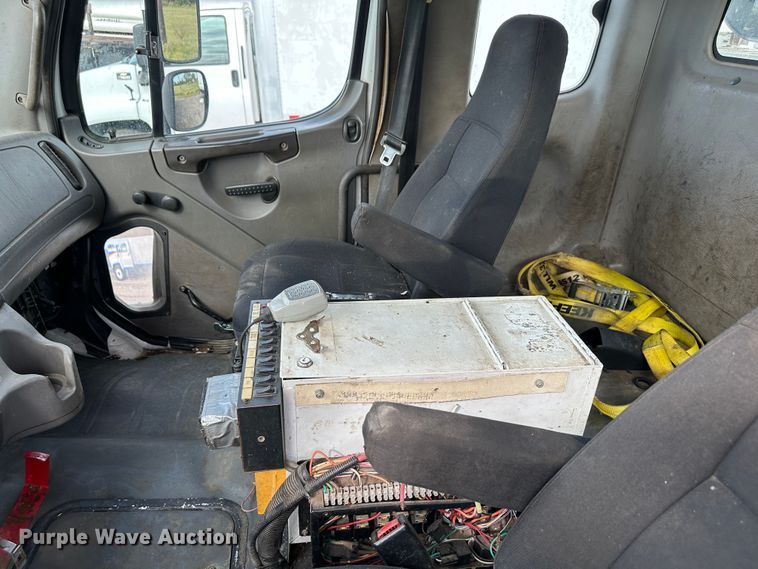 image for item LV9042 2007 Freightliner Business Class M2  crane truck