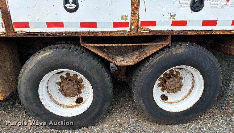 image for item LV9042 2007 Freightliner Business Class M2  crane truck