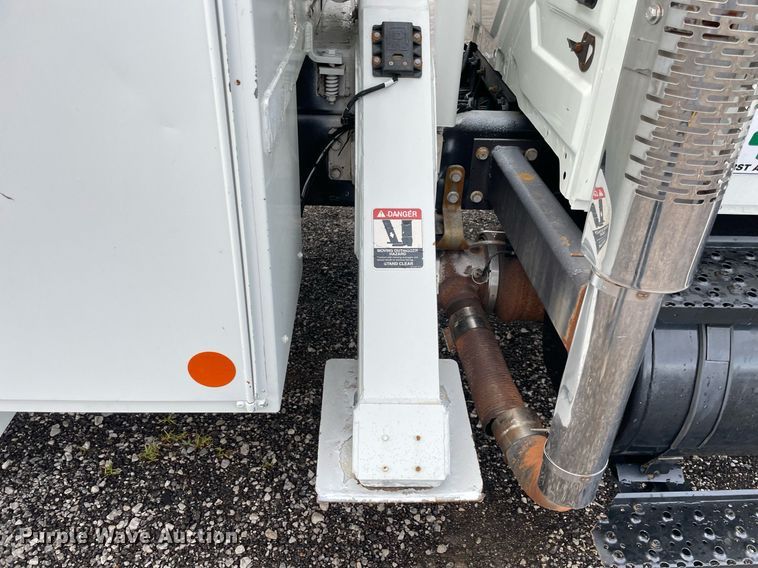 image for item LV9097 2008 International 4300  bucket truck