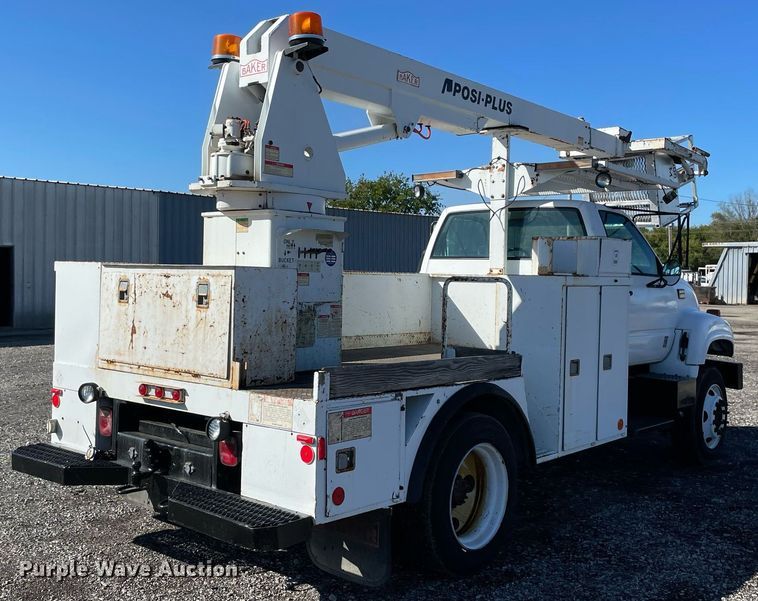 image for item LV9105 1999 GMC C7  bucket truck