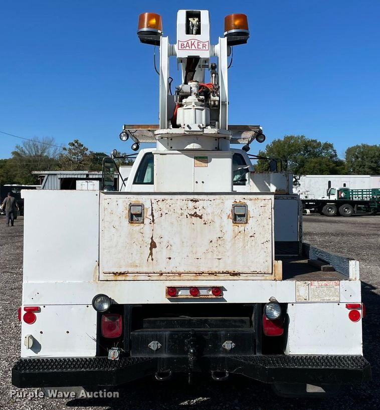 image for item LV9105 1999 GMC C7  bucket truck