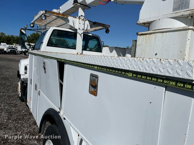 image for item LV9105 1999 GMC C7  bucket truck