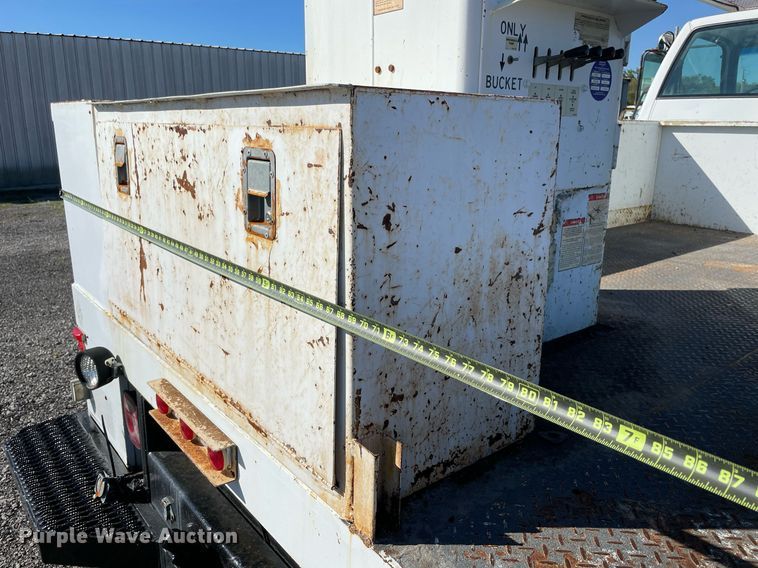 image for item LV9105 1999 GMC C7  bucket truck