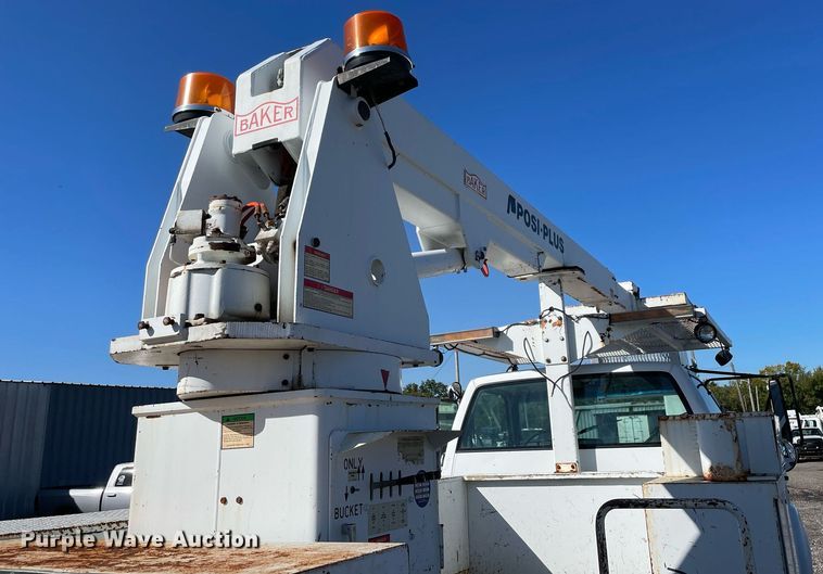 image for item LV9105 1999 GMC C7  bucket truck