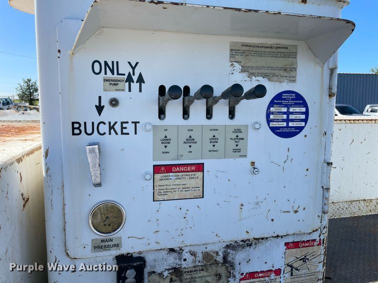 image for item LV9105 1999 GMC C7  bucket truck