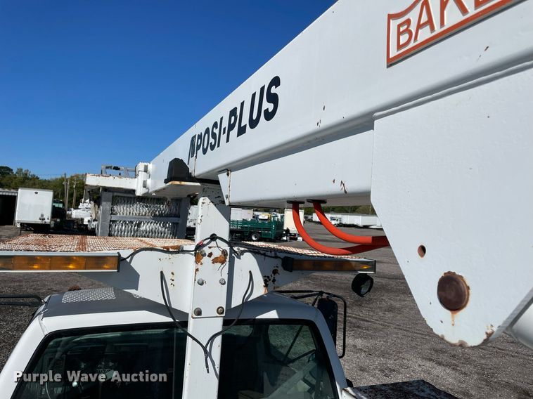 image for item LV9105 1999 GMC C7  bucket truck