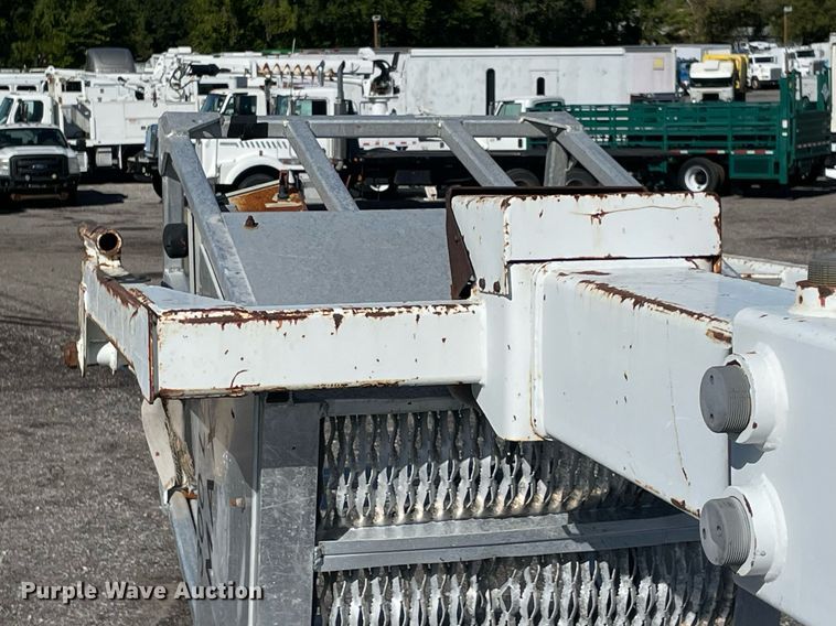 image for item LV9105 1999 GMC C7  bucket truck