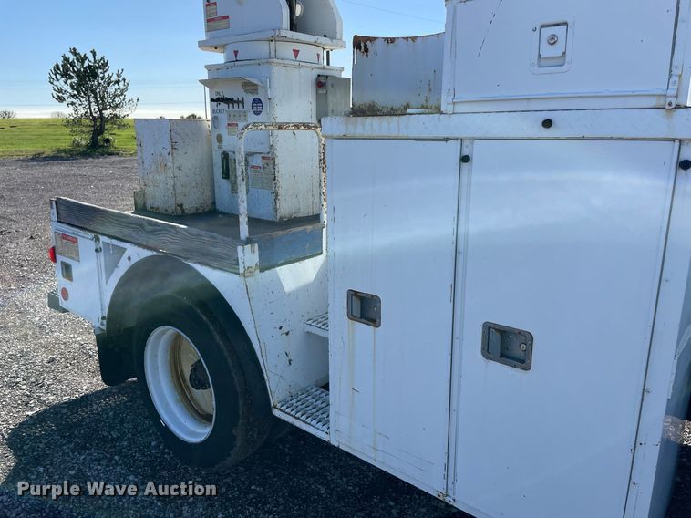image for item LV9105 1999 GMC C7  bucket truck