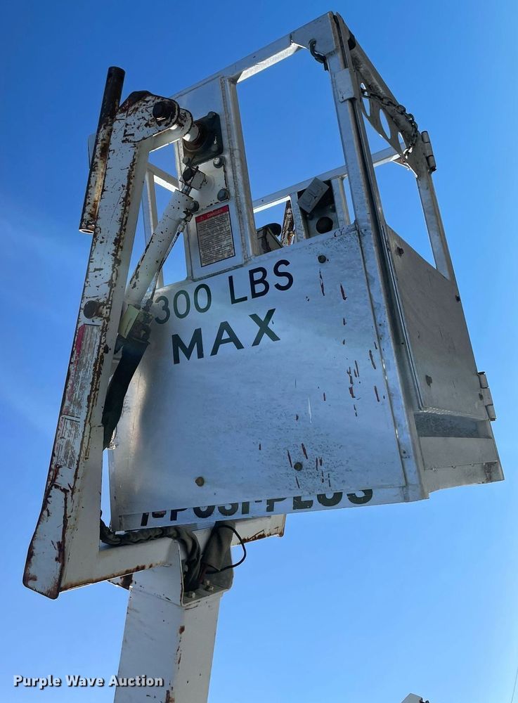 image for item LV9105 1999 GMC C7  bucket truck