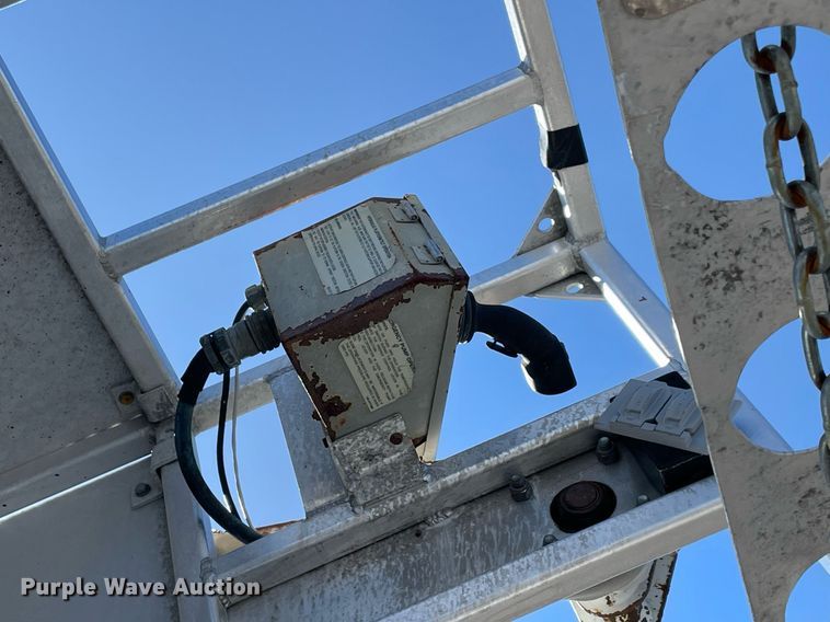 image for item LV9105 1999 GMC C7  bucket truck