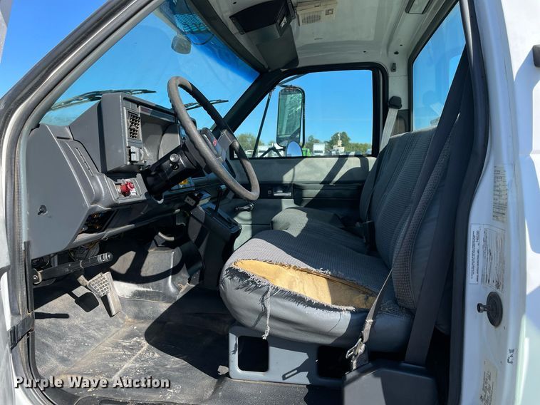 image for item LV9105 1999 GMC C7  bucket truck