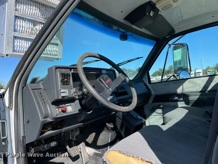 image for item LV9105 1999 GMC C7  bucket truck