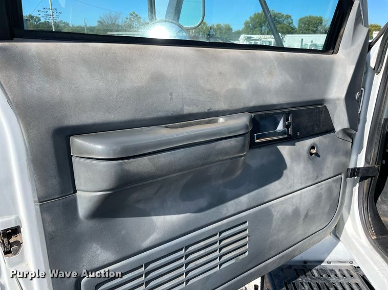 image for item LV9105 1999 GMC C7  bucket truck