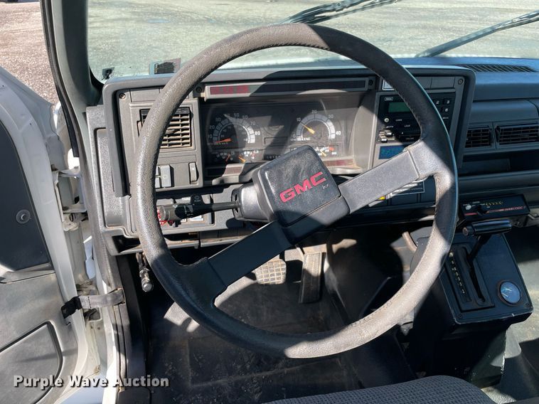 image for item LV9105 1999 GMC C7  bucket truck