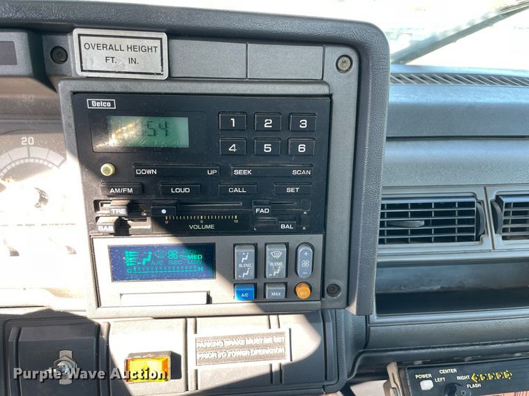 image for item LV9105 1999 GMC C7  bucket truck