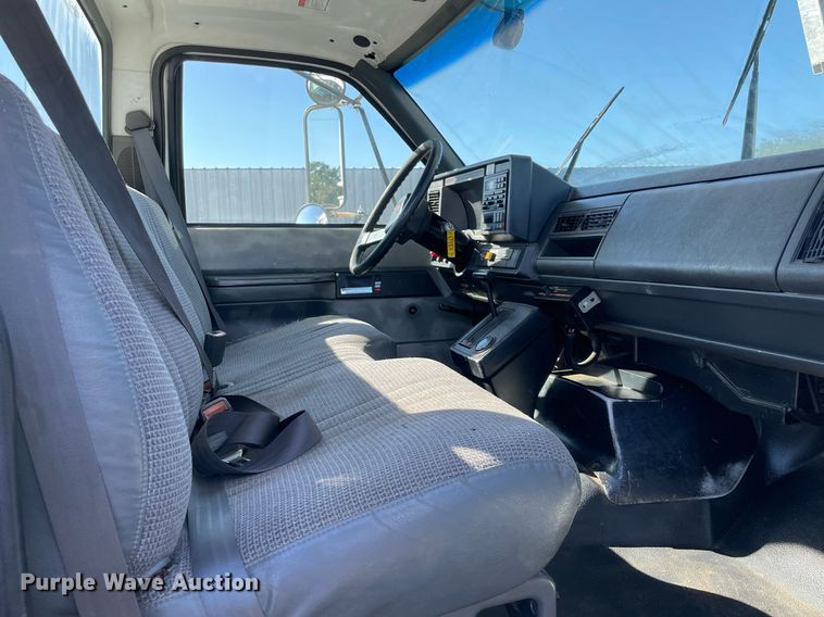 image for item LV9105 1999 GMC C7  bucket truck