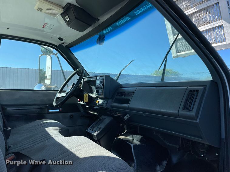 image for item LV9105 1999 GMC C7  bucket truck