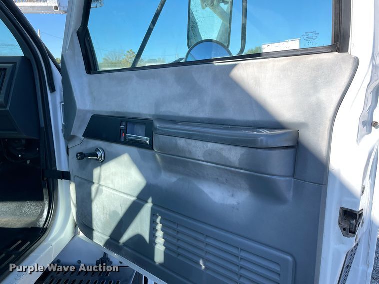 image for item LV9105 1999 GMC C7  bucket truck