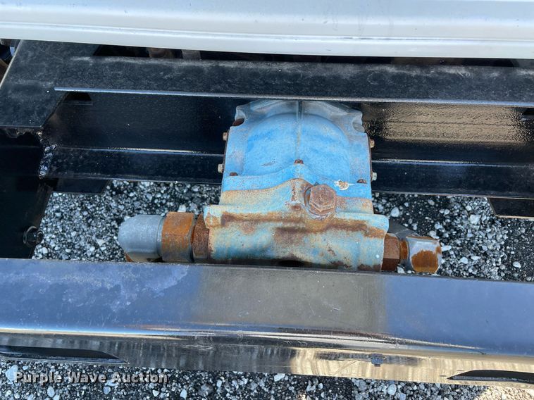 image for item LV9105 1999 GMC C7  bucket truck