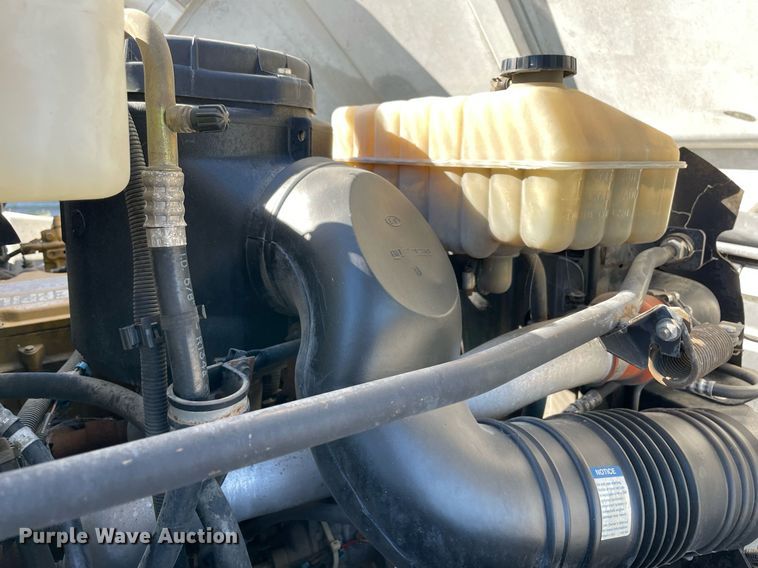 image for item LV9105 1999 GMC C7  bucket truck