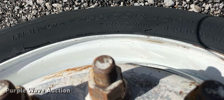 image for item LV9105 1999 GMC C7  bucket truck