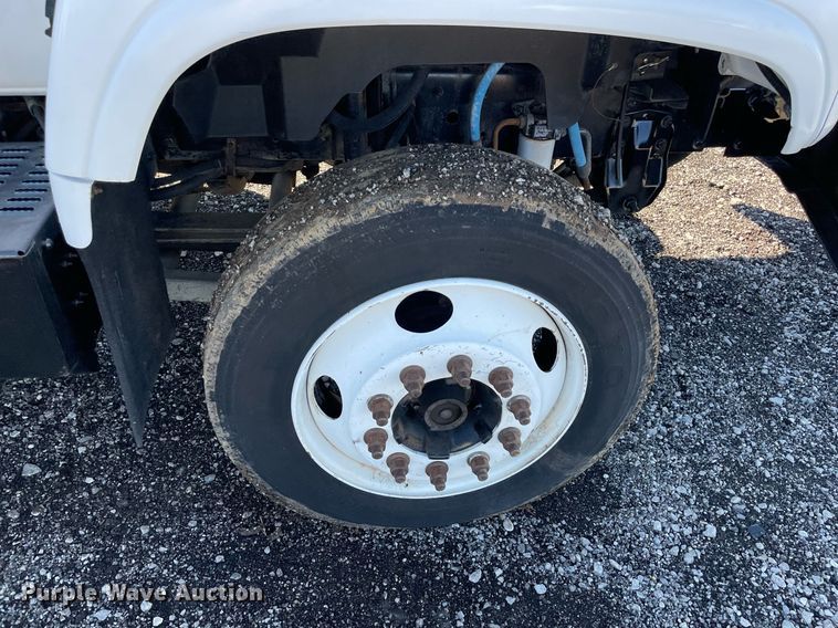 image for item LV9105 1999 GMC C7  bucket truck