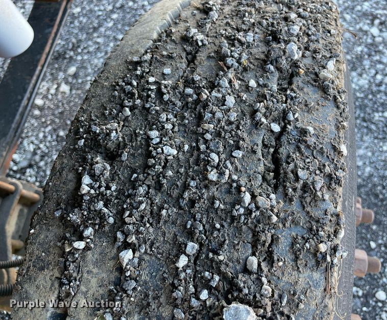 image for item LV9105 1999 GMC C7  bucket truck