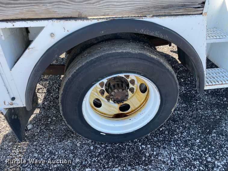 image for item LV9105 1999 GMC C7  bucket truck