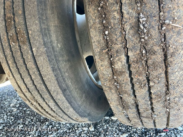 image for item LV9105 1999 GMC C7  bucket truck