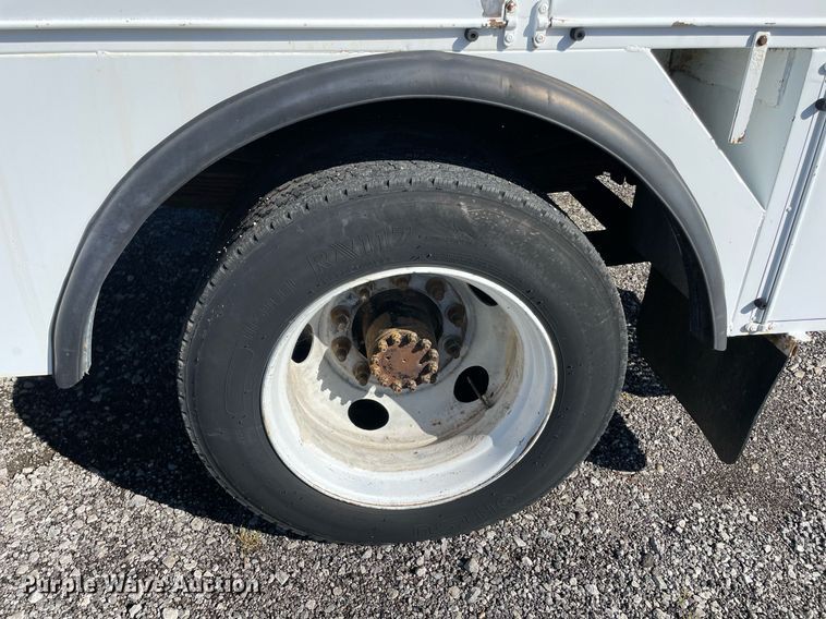 image for item LV9105 1999 GMC C7  bucket truck