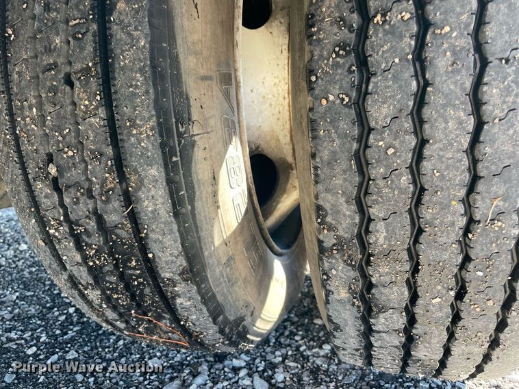 image for item LV9105 1999 GMC C7  bucket truck