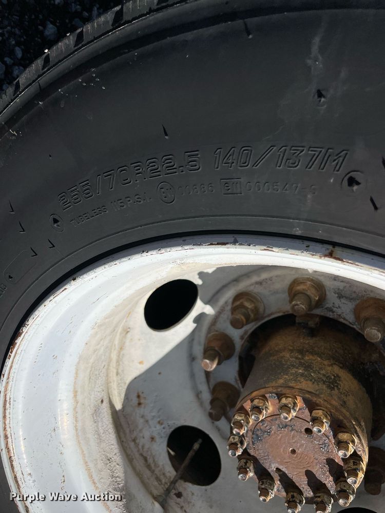 image for item LV9105 1999 GMC C7  bucket truck