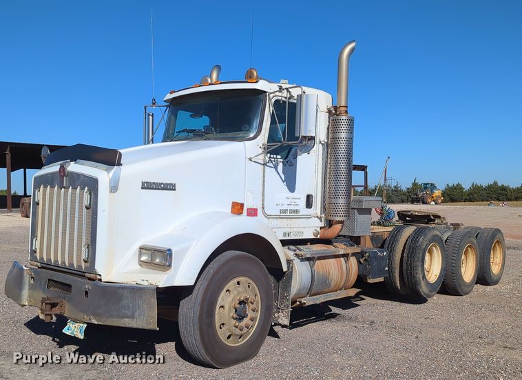 image for item LY9440 2003 Kenworth T800  semi truck