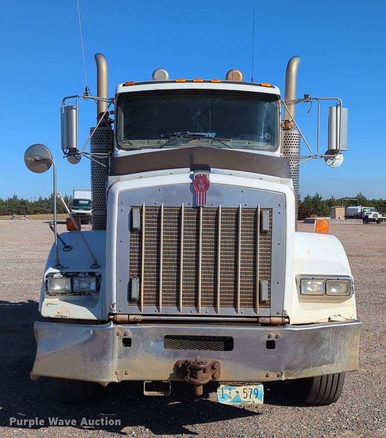 image for item LY9440 2003 Kenworth T800  semi truck