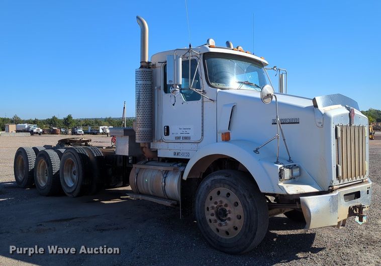 image for item LY9440 2003 Kenworth T800  semi truck