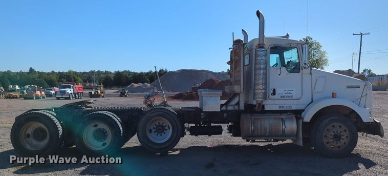 image for item LY9440 2003 Kenworth T800  semi truck