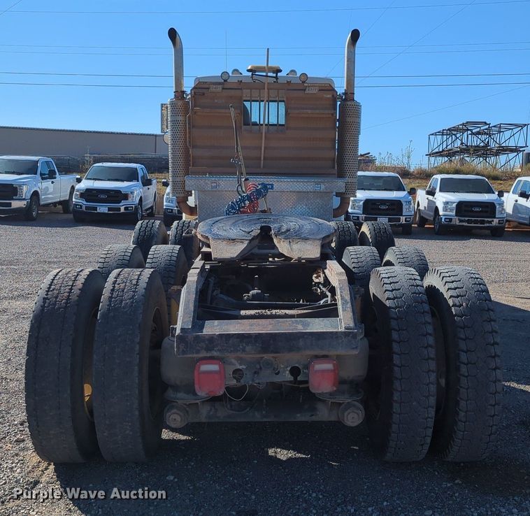 image for item LY9440 2003 Kenworth T800  semi truck