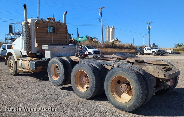 image for item LY9440 2003 Kenworth T800  semi truck