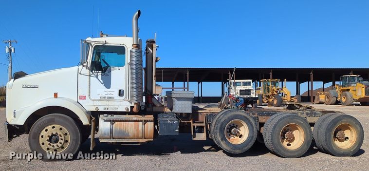 image for item LY9440 2003 Kenworth T800  semi truck