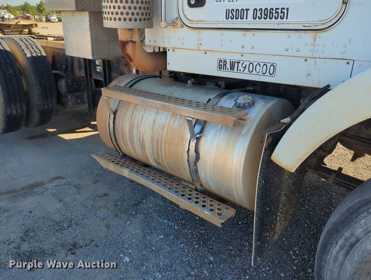 image for item LY9440 2003 Kenworth T800  semi truck