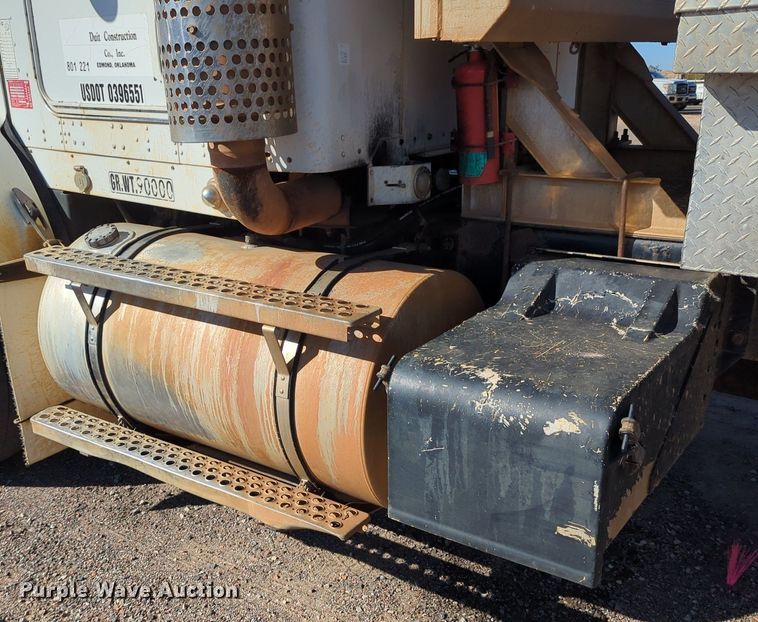 image for item LY9440 2003 Kenworth T800  semi truck