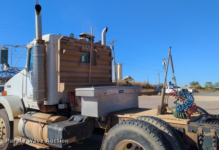 image for item LY9440 2003 Kenworth T800  semi truck