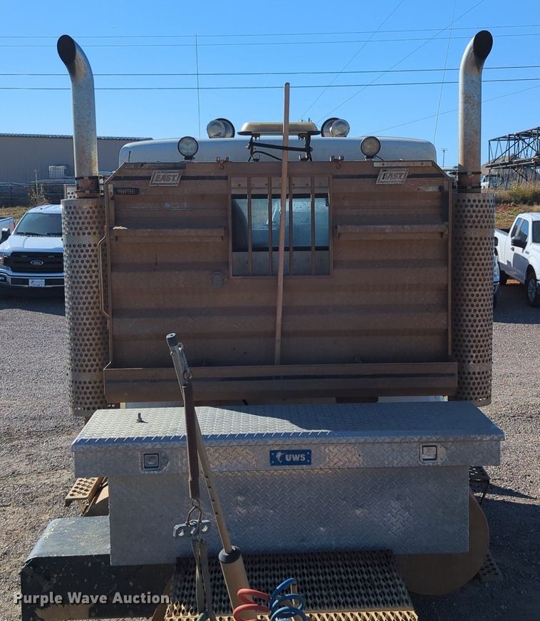 image for item LY9440 2003 Kenworth T800  semi truck