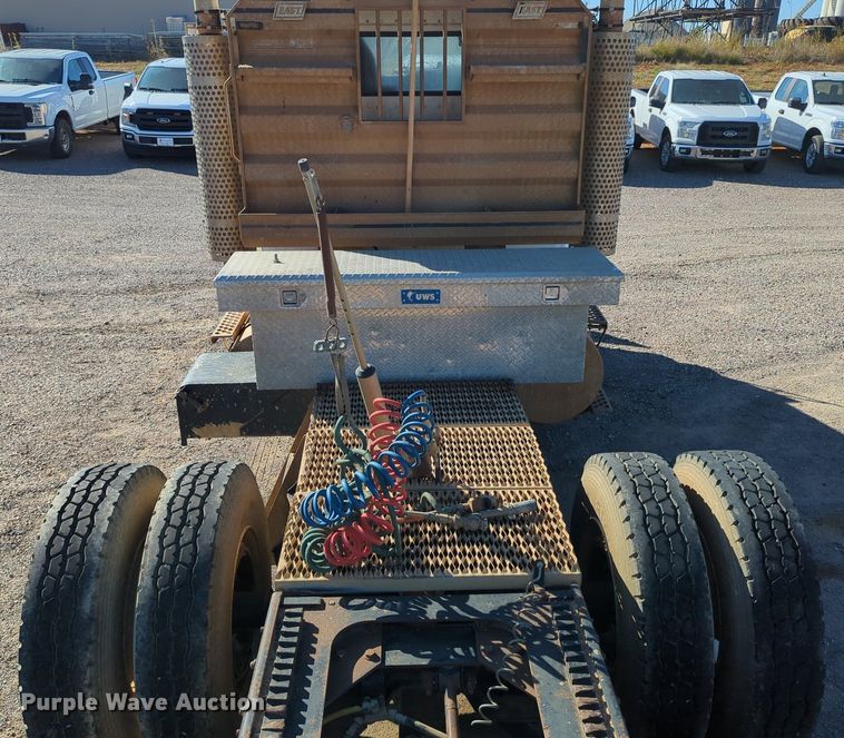 image for item LY9440 2003 Kenworth T800  semi truck